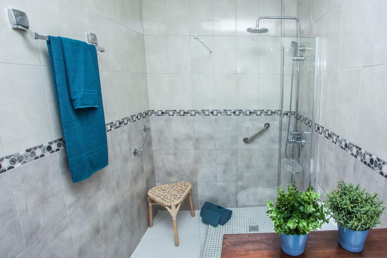 Spectacular Renovated Apartment, 5 Min To Camison Beach, With Aircon أرونا المظهر الخارجي الصورة