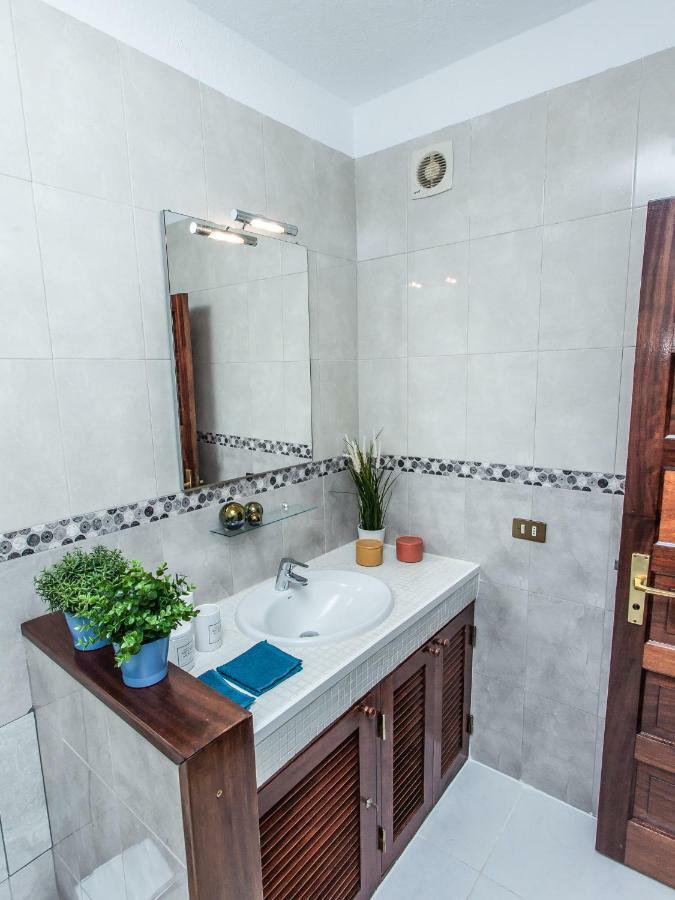 Spectacular Renovated Apartment, 5 Min To Camison Beach, With Aircon أرونا المظهر الخارجي الصورة
