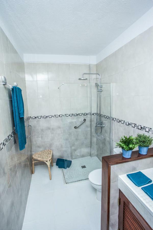 Spectacular Renovated Apartment, 5 Min To Camison Beach, With Aircon أرونا المظهر الخارجي الصورة
